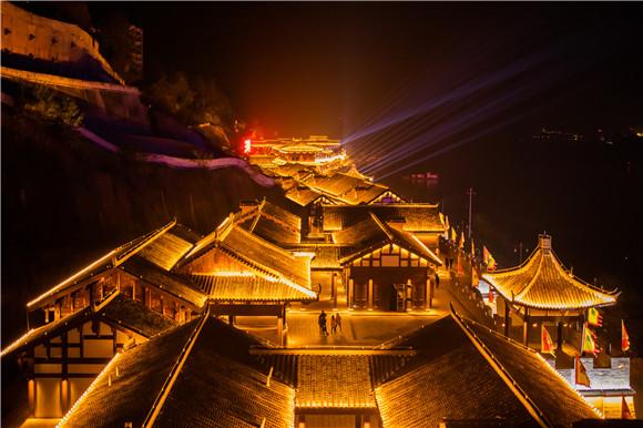 三國(guó)印巷夜景。重慶江來(lái)集團(tuán)供圖 華龍網(wǎng)發(fā)
