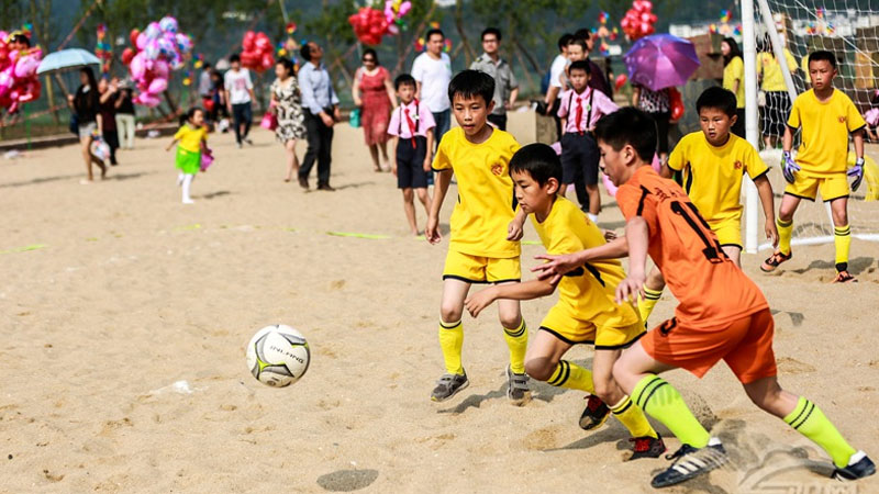 民德小學(xué)、盤石小學(xué)孩子們赤腳進(jìn)行沙灘足球比賽